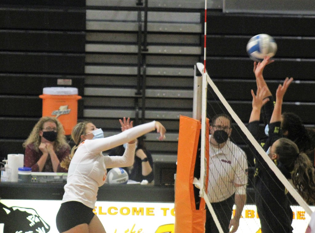 Lansing Christian Sweeps Panther Volleyball