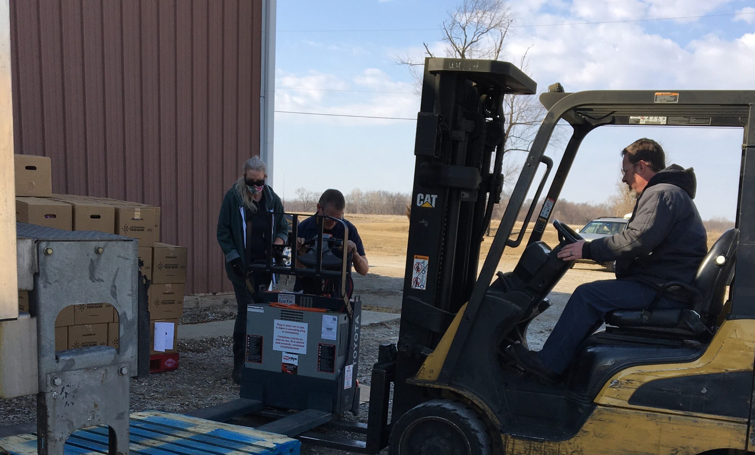 Need a lift? Two didn’t hesitate to help