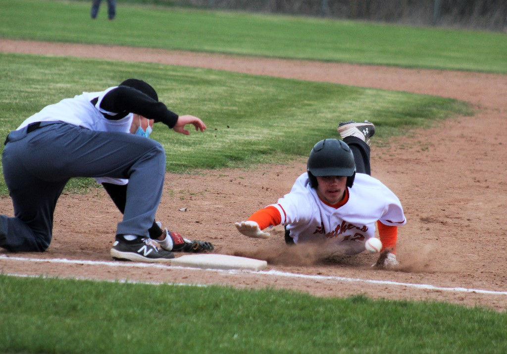 Baseball Clips Leslie in 11-inning Thriller