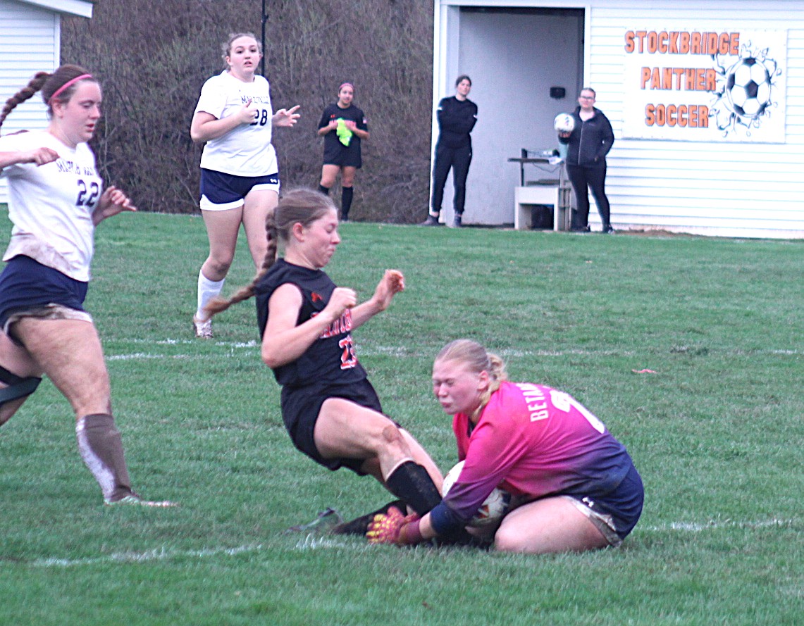 Soccer Picks Up First Win of Season